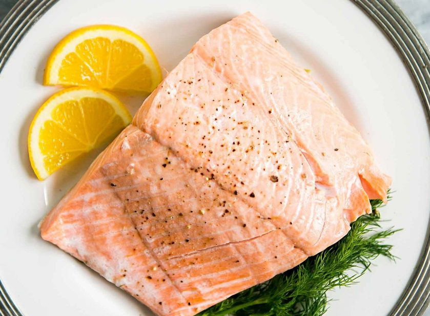 1. Этап. Лосось в вине на сковороде: 4. Подавайте блюдо посыпанным черным молотым перцем и украшенным двумя ломтиками лимона.