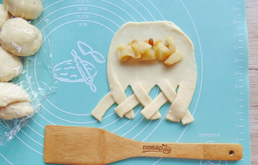 1. Этап. Булочки с яблоками и изюмом в духовке: На средину верхней, цельной части пласта выложите начинку.