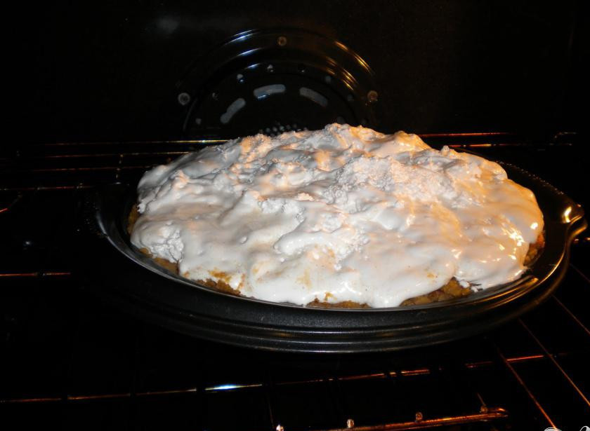 1. Этап. Суфле с бататом и орехами: 4. Сверху на смесь выложите маршмеллоу. Если вы не нашли маршмеллоу, его можно заменить зефиром. Не кладите слишком много, иначе маршмеллоу забьет все остальные вкусы. Запекать 15 минут при температуре 160 градусов. Достать емкость из духовки и увеличить температуру до 200 градусов. Дополнительно запекать 10 минут при температуре 200 градусов, чтобы подрумянился верх. Внимательно следите за суфле, чтобы оно не подгорело. Вынуть из духовки. Дать остыть.