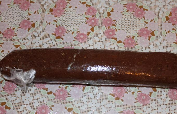 1. Этап. Рулет Mинутка из печенья: Если есть время, то рулет можно обернуть пищевой пленкой и поставить на 30-40 минут в холодильник.