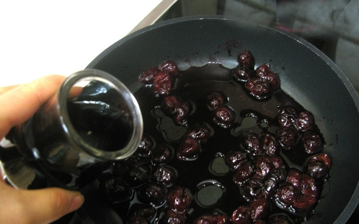 1. Этап. Запеченная утка с вишневым соусом: Затем влейте вино. Выпарите алкоголь.