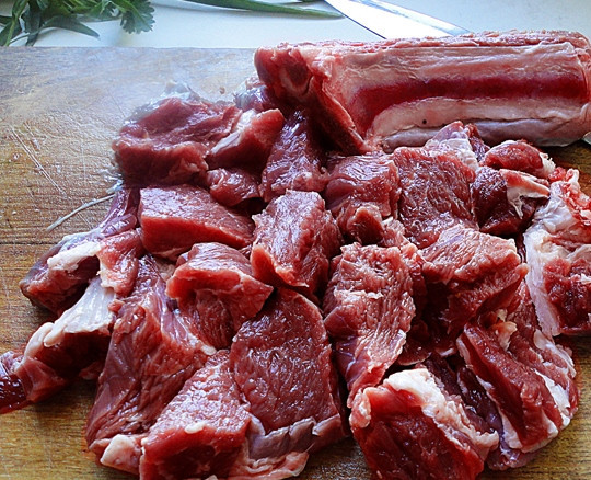 1. Этап. Чакапули из телятины: Мякоть телятины нарезаем крупно. Косточку оставляем.