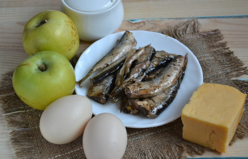 1. Этап. Салат из шпрот: Подготовьте все необходимые ингредиенты.