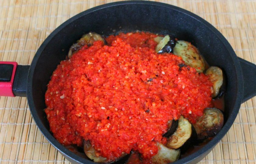 1. Этап. Баклажаны по-херсонски: Соединяем баклажаны и перемолотые овощи. Готовим все вместе 5-7 минут. Кипящие с перцем баклажаны перекладываем в стерильную банку и закатываем.