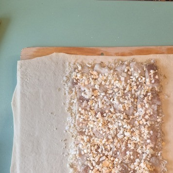 1. Этап. Кулебяка с рисом, луком, яйцами, рыбой: Затем на нее аккуратно разложить куски жареной рыбы и сверху присыпать измельченными яйцами.