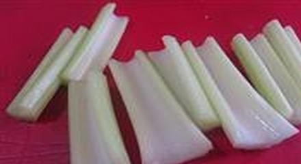 1. Этап. Жареный сельдерей (стебли): Стебли сельдерея почистите, промойте под холодной проточной водой и очистите от твердых «нитей», если они есть. Разрежьте стебли сельдерея вдоль пополам, а затем — на кусочки длиной 5-6 см.