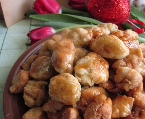 1. Этап. Баурсаки татарские: Сложите баурсаки на тарелку горкой. В сотейник влейте оставшуюся воду и доведите ее до кипения. Всыпьте сахар и варите, пока сироп не загустеет. Сахарным сиропом полете горку из баурсаков.