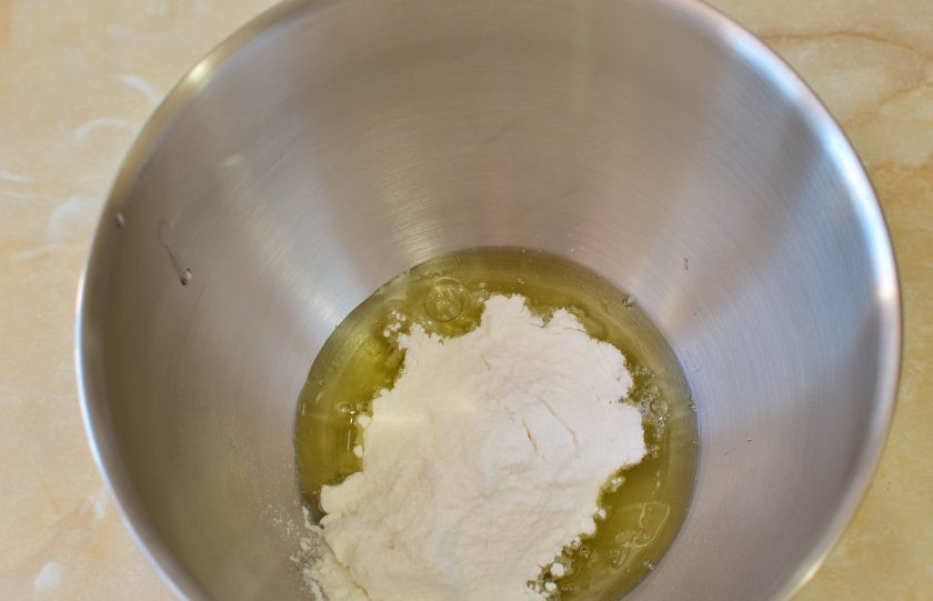 1. Этап. Меренговый рулет с заварным кремом: Пока крем остывает, займитесь приготовлением меренги. Отделите белки от желтков. Это, примерно, 6 яиц. Смешайте с сахарной пудрой и включите минимальную скорость миксера. Постепенно её увеличивайте.