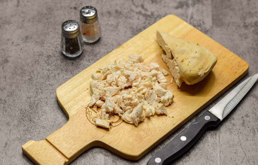 1. Этап. Салат Оля-ля: Куриное филе заранее отварите 30 минут. После филе остудите и нарежьте небольшими кусочками.