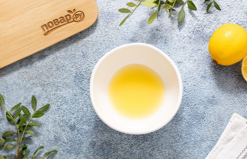 1. Этап. Лимонный пунш: Из лимона выжмите сок.