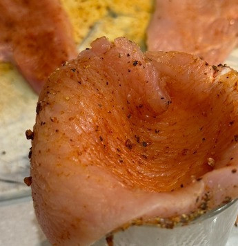 1. Этап. Мясные колобки с начинкой: Мясо выкладываем сверху на стаканчик, формируя ямочку, как на фото