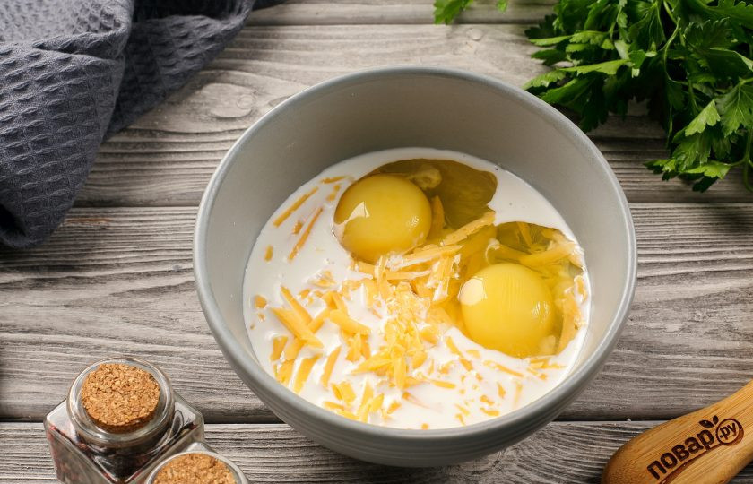 1. Этап. Запеканка из цветной капусты на сковороде: Для заливки соедините сливки, яйца и тёртый сыр. Добавьте соль по вкусу и перемешайте.