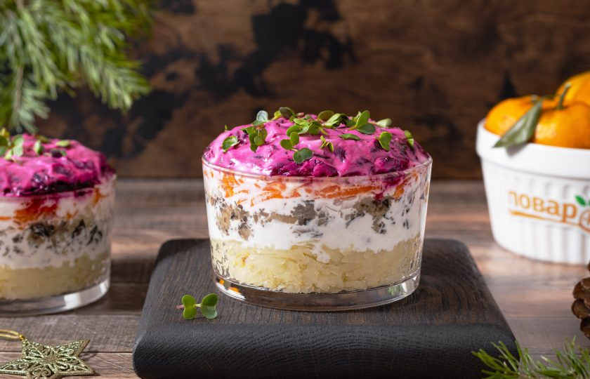 1. Этап. Шуба без селедки на Новый год: Перед подачей можно посыпать салат мелко нарезанной зеленью для украшения. Я добавляю микрозелень. Шуба без селедки готова, приятного вам аппетита!