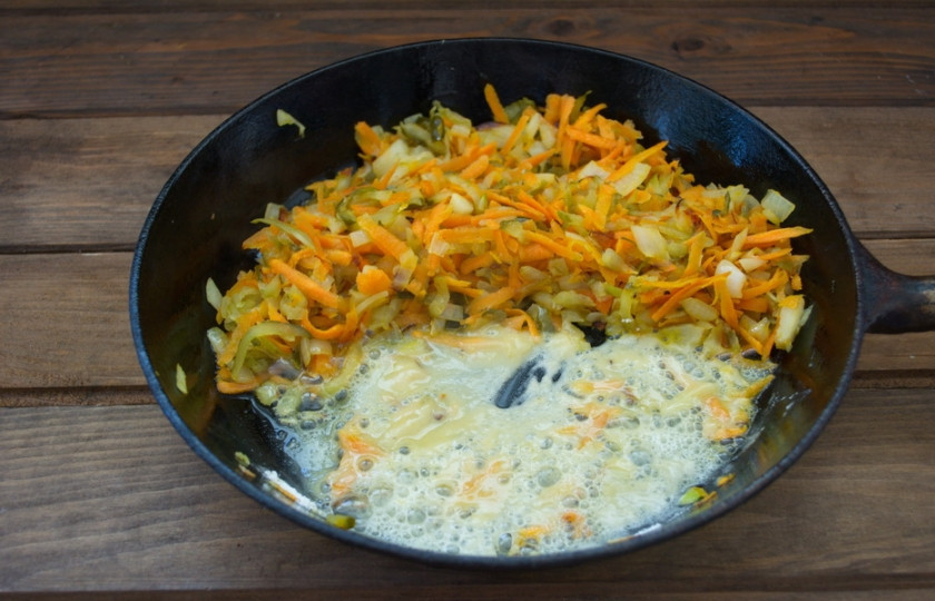 1. Этап. Солянка с сосисками: Немного отодвиньте овощи на сковороде. Влейте 2 ст. ложки масла. Добавьте 1,5 ст. ложки муки. Обжарьте ее.