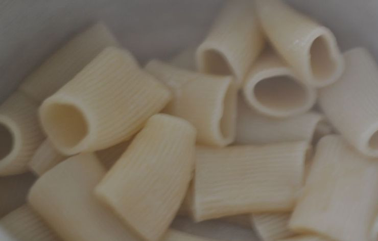 1. Этап. Фаршированные макароны трубочки: Макароны отвариваем в слегка подсоленной воде до полной готовности, откидываем на дуршлаг и перемешиваем с небольшим количеством растительного масла.