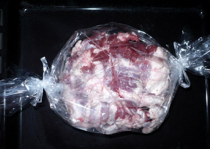 1. Этап. Баранина с черносливом: Выкладываем мясо в рукав, закрываем его с обеих сторон и делаем в рукаве несколько проколов для выхода пара.