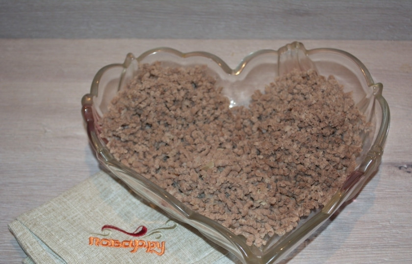 1. Этап. Блинный пирог с фаршем: На мясорубке перекрутите отварную говядину. Если нет такого мяса, можно взять сырой говяжий фарш. Обжарить его на растительном масле, в процессе обжарки добавить немного водички и потушить под крышкой, добавив соли, специй.