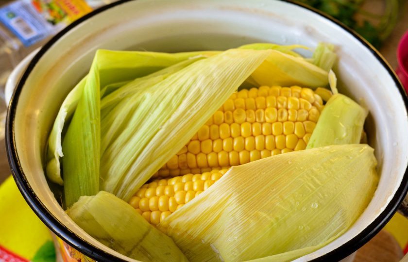 1. Этап. Кукуруза консервированная для похудения: Прикройте кукурузу листьями и залейте полностью водой - воды понадобится примерно 1,5-2 литра. Варите кукурузу до мягкости 30-40 минут. С листьями початки будут более ароматными.