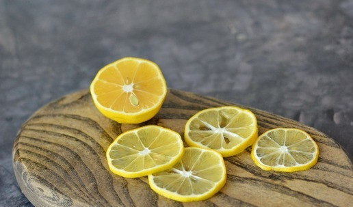 1. Этап. Канапе с лососем на кукукрузной поленте: Лимон также нарежьте тонкими кружочками.