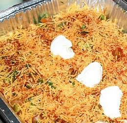 1. Этап. Мексиканская слоеная подлива: Выдавить немного сметаны.