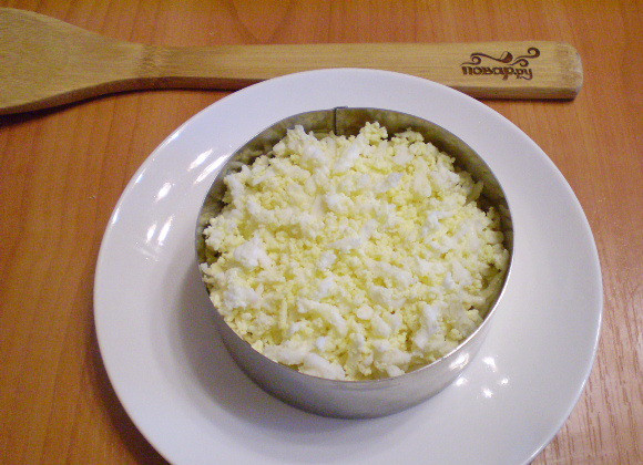 1. Этап. Салат Индивидуальный: Далее — слой яичный. Снимите кольцо.