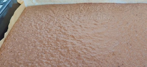 1. Этап. Шоколадный торт с вишней и сметанным кремом: Вылить тесто на противень (25х25 см), выстеленный пергаментной бумагой. Выпекать примерно 15-20 мин в заранее разогретой до 170 градусов духовке. Готовность можно проверить деревянной шпажкой. Внимание! Время выпекания зависит от особенностей духовки