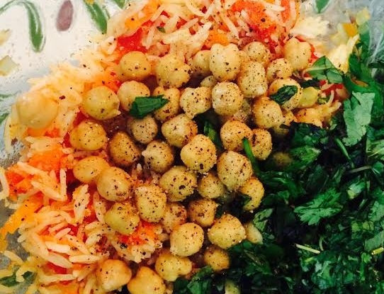 1. Этап. Овощная долма: Заранее отварите рис и нут. Смешайте их вместе с зажаркой и всей мелко нарубленной зеленью. Всыпьте соль и перец.