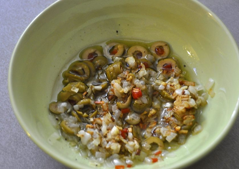 1. Этап. Греческая закуска Мелидзана: Добавьте обжаренные лук и чеснок.