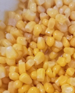 1. Этап. Салат Скоро лето: В салатницу выложить консервированную кукурузу.