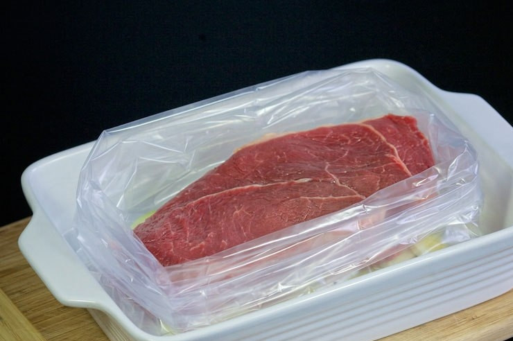 1. Этап. Ростбиф из говядины классический: Мясо промойте и оботрите. Уложите его на слой из лука.