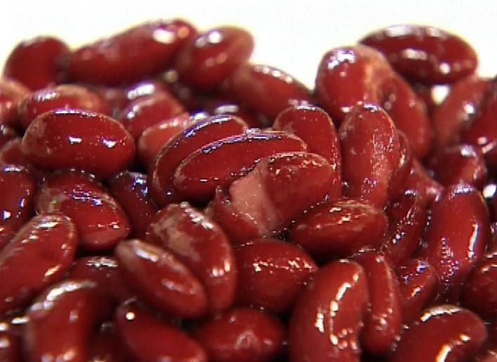 1. Этап. Фасолевый салат: Банку с фасолью вскрыть, слить жидкость. Переложить фасоль в миску.