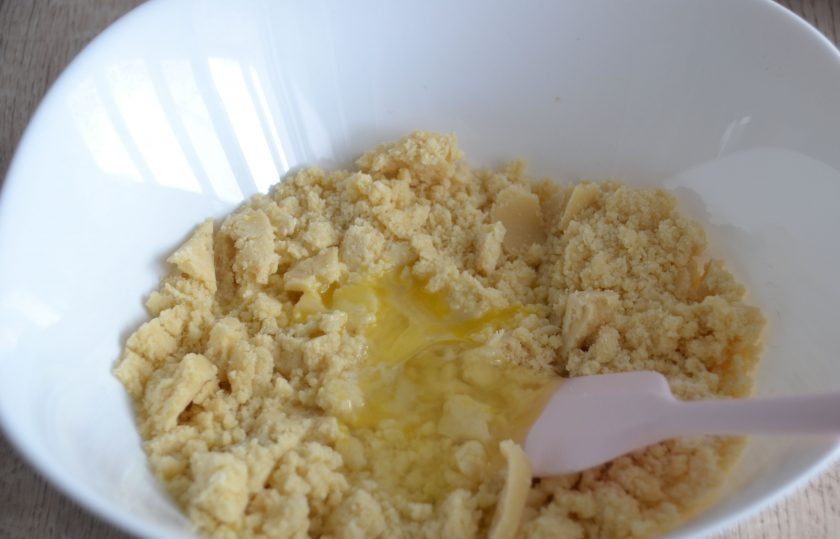 1. Этап. Тарталетки с лисичками: Влейте яичную смесь к масляно-мучной крошке.