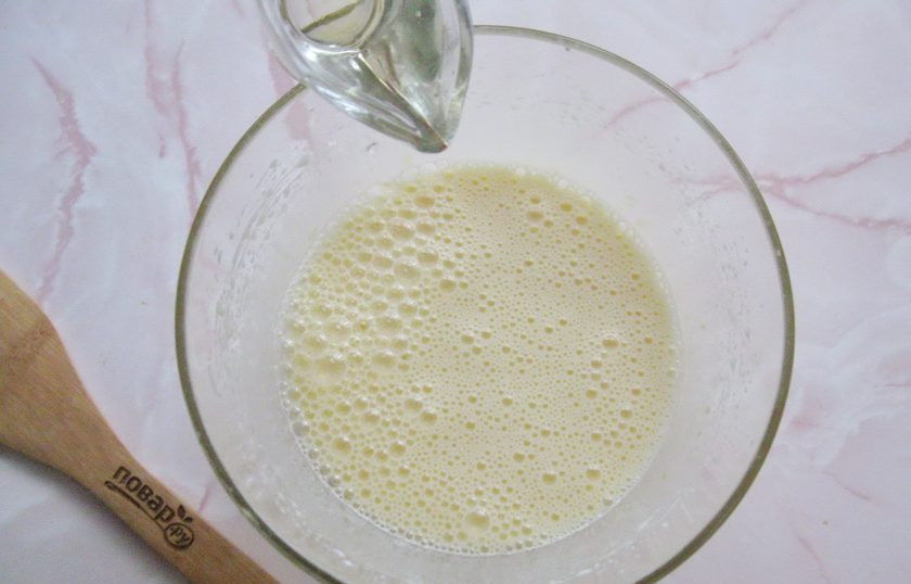 1. Этап. Пирог с ягодами и кремом: Влейте рафинированное подсолнечное масло. И снова взбейте.