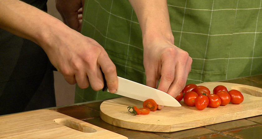 1. Этап. Тарталетки с ветчиной и помидорами: Режем помидоры.