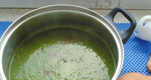 1. Этап. Крем-суп из шпината (оригинальный рецепт): Добавляем в суп сок лимона, при помощи блендера пюрируем до состояния крема.