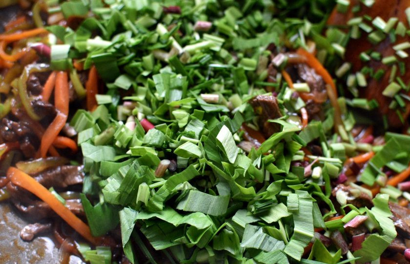 1. Этап. Маринованная говядина с овощами и зеленью: Выложите в вок зелень, хорошо перемешайте и выключите нагрев.