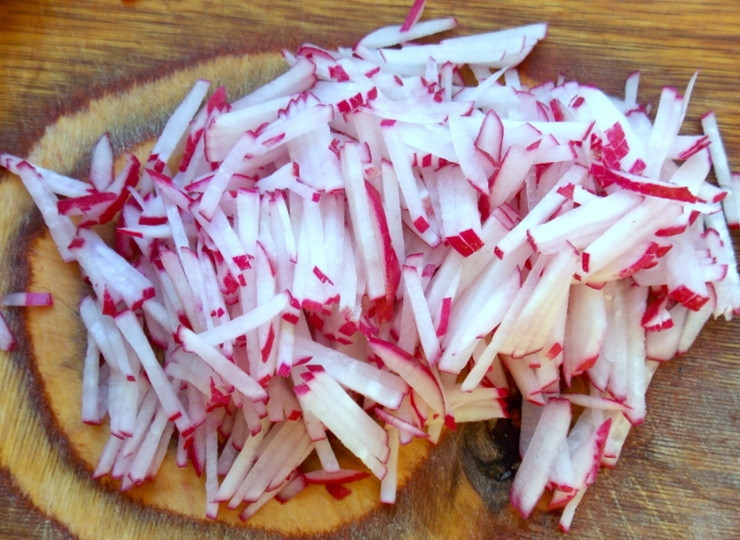 1. Этап. Салат с редисом по-корейски: Редис порежьте тонкой соломкой.