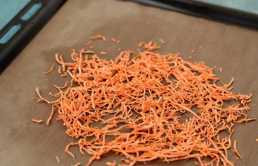 1. Этап. Морковный чай: Подсушите морковь в духовке 2-3 часа при температуре 70-80 градусов. Также можно использовать сушилку.