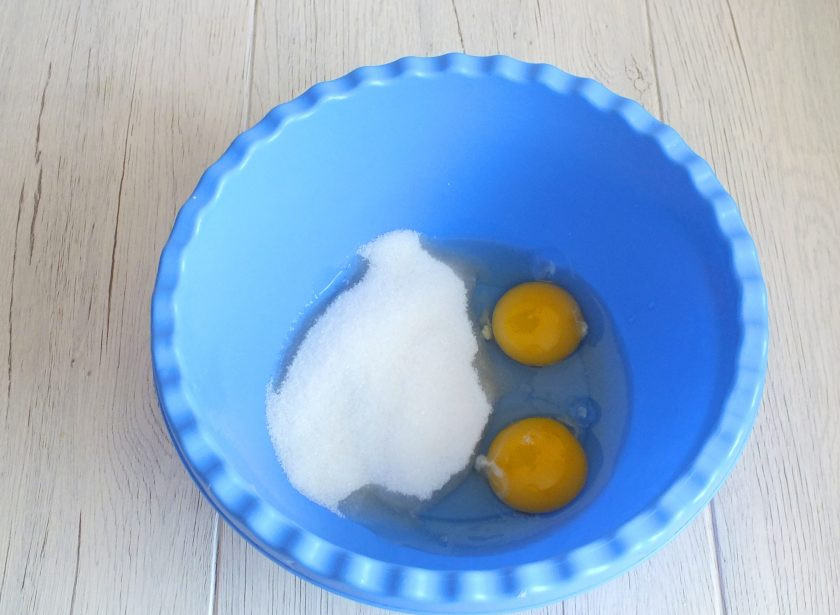 1. Этап. Кекс в пароварке: В чаше взбейте в пышную пену яйца с сахаром.