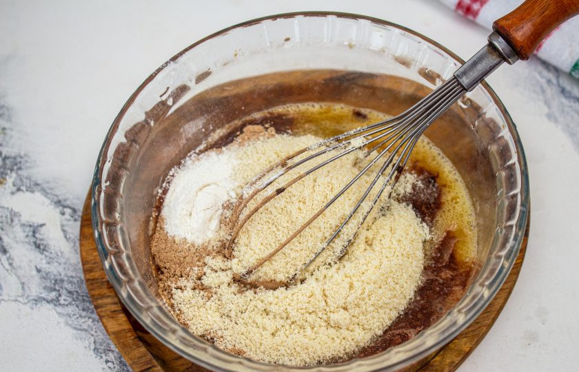 1. Этап. Кето-брауни: Всыпьте миндальную муку, кэроб и разрыхлитель.