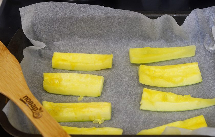 1. Этап. Цукаты из кабачков: 3. Выложите кабачки на противень, застеленный пергаментом, или в сушилку. Сушите в духовке при 100 градусах около 3-4 часов. Ориентируйтесь по своей духовке.