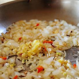 1. Этап. Индейка и салат-латук: Добавьте имбирь и чеснок. Готовьте, помешивая, в течении 1-2 минут.