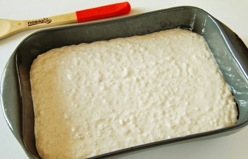 1. Этап. Мамина запеканка: Сверху равномерно выложите творожно-рисовую массу. Выпекайте в духовке при температуре 180 градусов 25 минут. Готовность проверяйте зубочисткой, главное не передержать запеканку, чтобы она не утратила своей нежности.