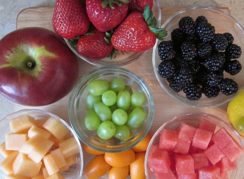 1. Этап. Вкусный фруктовый салат: Подготовьте все необходимые ингредиенты. Фрукты и ягоды обязательно вымойте.