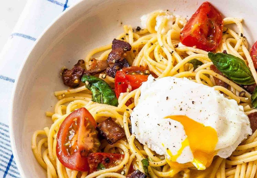 1. Этап. Спагетти с беконом, томатами и яйцом-пашот: 5. Разделите спагетти на 4 порции, выложите поверх каждой яйцо и сразу подавайте к столу.