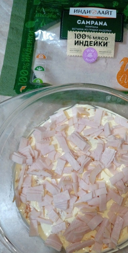 1. Этап. Сытный и ходовой салат с ветчиной: На морковь выкладываем полосочками нарезанную ветчину.