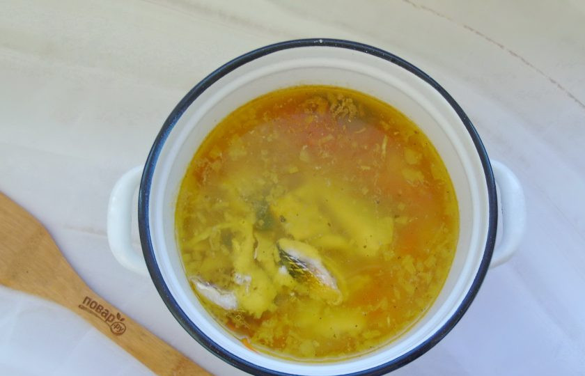 1. Этап. Белая уха: Варите уху до готовности всех ингредиентов. В конце верните отварную рыбу в кастрюлю.