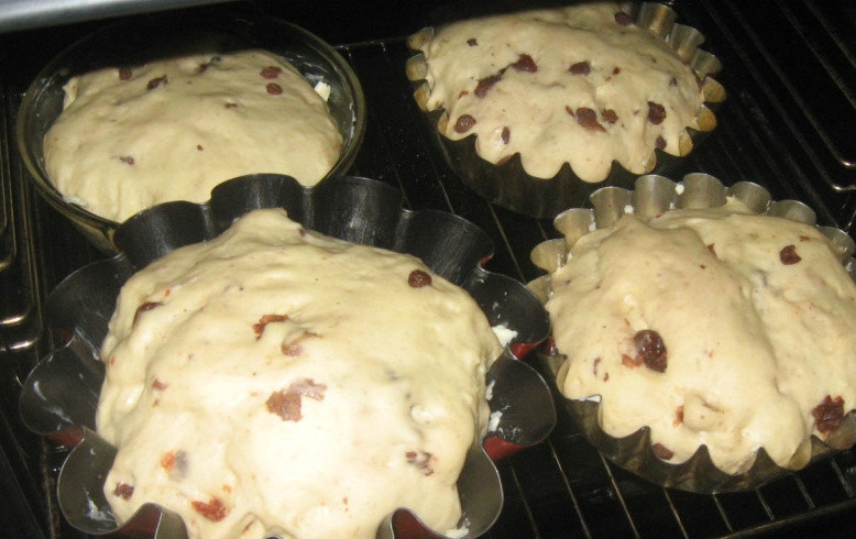 1. Этап. Оригинальный пасхальный кулич: Все, тесто подошло. Берем формочки. Можно использовать жестяные банки или кастрюльки. Смазываем их маслом и посыпаем мукой. И только после этого раскладываем в них тесто. Заполняем формы до середины, чтобы тесто не убежало. И снова ждем, чтобы тесто поднялось, но уже в формочках. После поднятия ставим в разогретую духовку (при температуре 180 градусов). Чтобы не горело, я обычно вниз подставляю сковородку с водой. Люблю, чтобы тесто не было сухим. Выпекаем минут 30-40.