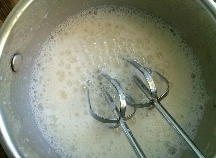 1. Этап. Зефир по Дюкану: Молоко с набухшим желатином нагрейте до растворения последнего на медленном огне. Не кипятите! Взбейте миксером в течение 1 минуты.