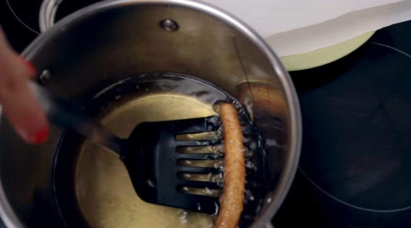 1. Этап. Чурросы с шоколадно-кофейным соусом: 3. Поместите тесто в кондитерский мешок (желательно взять фигурную насадку в форме звезды) и в разогретый фритюр выдавите полоски из теста, обжаривая их до золотистого цвета. Готовые полоски из теста выложите на бумажное полотенце.